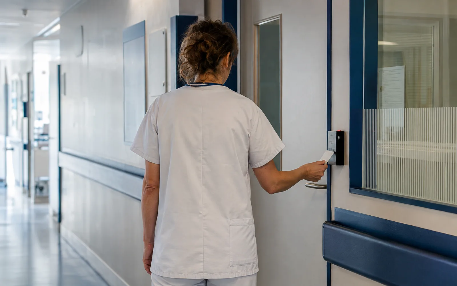 Contrôle d'accès discret à une unité sensible (maternité, pharmacie) d'un établissement de santé